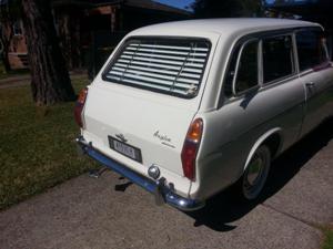 venetian blinds white car