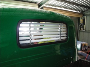 venetian blinds green car