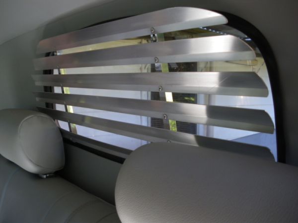 venetian blinds car close