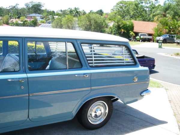 venetian blinds blue car from side