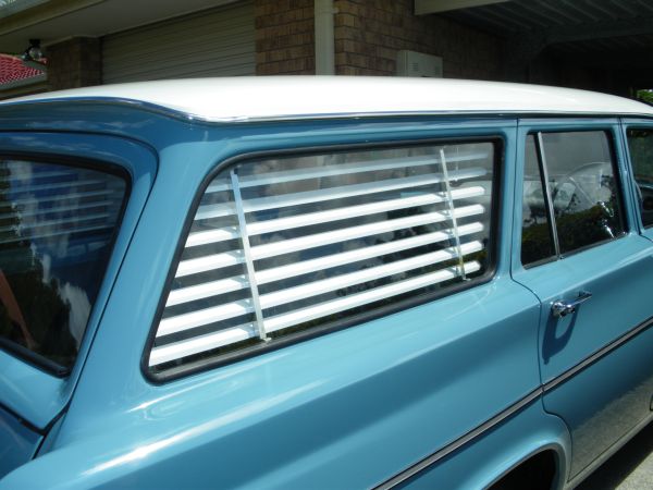 venetian blinds blue car side