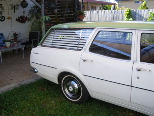 venetian blinds white car side